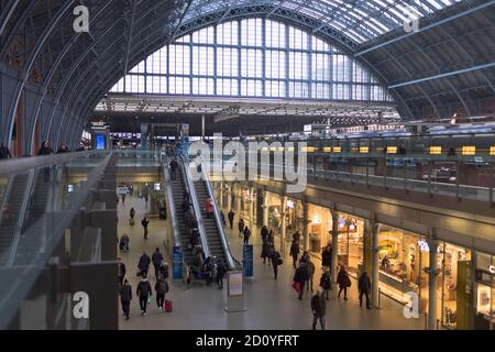 dh International Railway Terminus ST PANCRAS STATION LONDON Concourse Shops Cafés innerhalb Architektur Bahnhöfe Innen england großbritannien Stockfoto