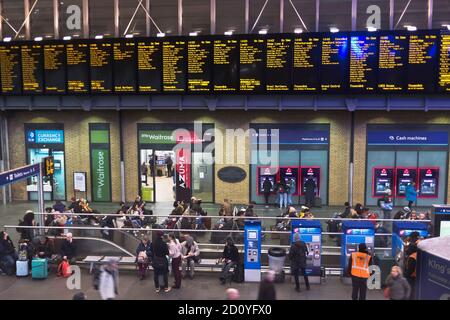 dh Bahnhof Terminus KINGS CROSS STATION LONDON Concourse Boards Abfahrt An Bord Personen Passagiere england großbritannien Stockfoto