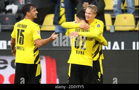 Dortmund, Deutschland. 04.10.2018 2020. firo: 03.10.2020 Fuvuball: Fußball: 1. Bundesliga-Saison 2020/21 BVB, Borussia Dortmund - SC Freiburg Erling Haaland, Jubel, mit Giovanni Reyna und Mats Hummels nach Tor zu 3:0 Quelle: dpa/Alamy Live News Stockfoto