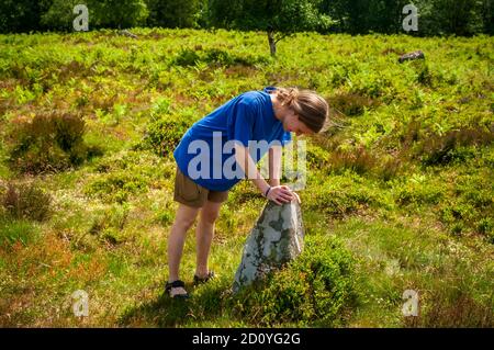 Dominika Wroblewska in der Nähe der Überreste des mittelalterlichen Feldsystems und langer Häuser am Lawrence Field oberhalb der Padley Gorge bei Grindleford, Derbyshire. Stockfoto