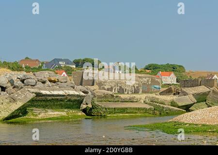 Ruinen von Beton Weltkrieg zwei Bunker entlang Fluss Slack Mündung in der Nordsee in Ambleteuse Nord pas de calais, Frankreich Stockfoto