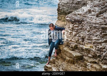 Dominika Wroblewska klettert auf den Kreidefelsen bei North Landing bei Flamborough Head, an der Nordseeküste. Stockfoto