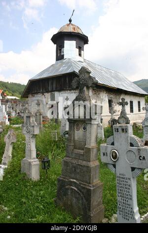 Stoenesti, Kreis Arges, Rumänien. 19. Jahrhundert christlich-orthodoxe Kirche und Friedhof. Stockfoto