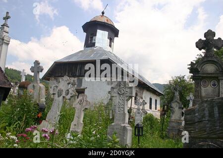 Stoenesti, Kreis Arges, Rumänien. 19. Jahrhundert christlich-orthodoxe Kirche und Friedhof. Stockfoto