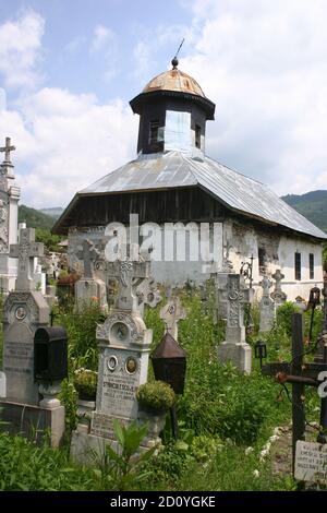 Stoenesti, Kreis Arges, Rumänien. 19. Jahrhundert christlich-orthodoxe Kirche und Friedhof. Stockfoto