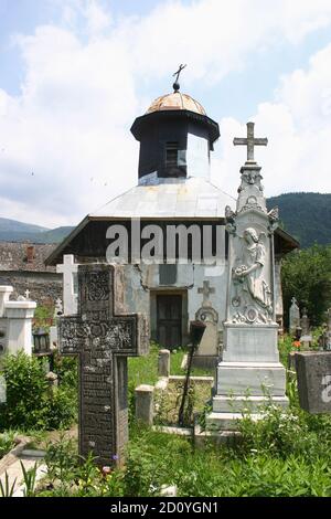 Stoenesti, Kreis Arges, Rumänien. 19. Jahrhundert christlich-orthodoxe Kirche und Friedhof. Stockfoto