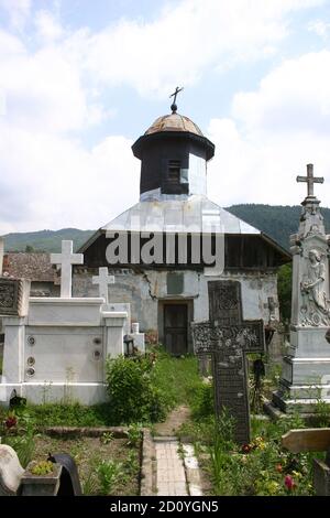 Stoenesti, Kreis Arges, Rumänien. 19. Jahrhundert christlich-orthodoxe Kirche und Friedhof. Stockfoto