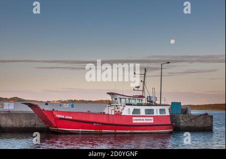 Baltimore, Cork, Irland. Oktober 2020. Ein Mond endet im Westen vor Sonnenaufgang, als die Sherkin Ferry an ihrem Liegeplatz am Pier in Balti festgebunden ist Stockfoto