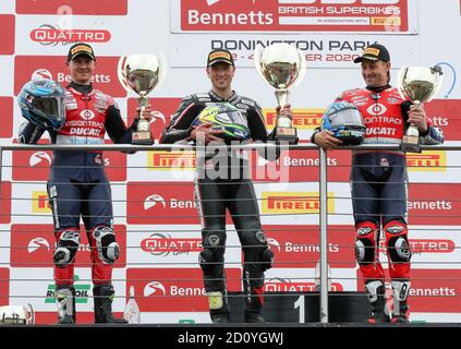 Donington Park, Großbritannien. Oktober 2020. Donington Park GP Circuit, England, Großbritannien. Donington Park GP Circuit, England, Großbritannien. Andrew Irwin Honda Racing mit Trophäe nach dem Gewinn von Rennen 1 in Runde 5 der 2020 Bennetts British Superbike (BSB) Championship auf Donington Park GP Circuit, England am 2-4. Oktober 2020. Foto von Ian Hopgood. Kredit: Prime Media Images/Alamy Live Nachrichten Stockfoto