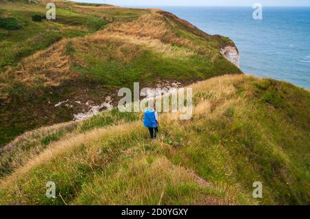 Dominika Wroblewska auf der Klippe bei North Landing bei Flamborough Head, an der Nordseeküste. Stockfoto