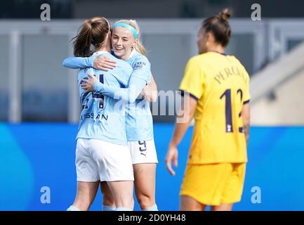 Chloe Kelly (Mitte) von Manchester City feiert das erste Tor ihrer Spielmannschaft während des Spiels der Barclays FA Women's Super League im Academy Stadium in Manchester. Stockfoto