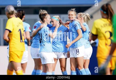 Chloe Kelly (Mitte) von Manchester City feiert das erste Tor ihrer Spielmannschaft während des Spiels der Barclays FA Women's Super League im Academy Stadium in Manchester. Stockfoto