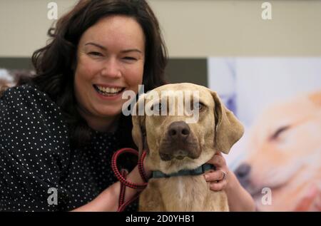 Colleen Tinnelly, Entwicklungsmanagerin bei der USPCA, mit der dreijährigen Sid, die kürzlich wiederaufgenommen wurde, in der Einrichtung der Wohltätigkeitsorganisation in Newry. Die Öffentlichkeit wird von der Wohltätigkeitsorganisation aufgefordert, bei der Annahme von Haustieren wachsam zu sein, um illegale Händler während der Coronavirus-Pandemie zu stoppen. Stockfoto