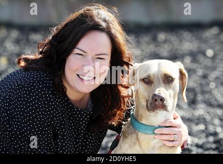 Colleen Tinnelly, Entwicklungsmanagerin bei der USPCA, mit der dreijährigen Sid, die kürzlich wiederaufgenommen wurde, in der Einrichtung der Wohltätigkeitsorganisation in Newry. Die Öffentlichkeit wird von der Wohltätigkeitsorganisation aufgefordert, bei der Annahme von Haustieren wachsam zu sein, um illegale Händler während der Coronavirus-Pandemie zu stoppen. Stockfoto