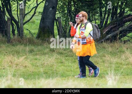 4. Oktober 2020: UK Sport: Antony Butcher und Lizzie Blowey gehen einen virtuellen London Marathon von Burley-in-Wharfedale nach Bolton Abbey und zurück in ausgefallener Kleidung, um Geld für die MS Society zu sammeln. Mehr Details hier: https://www.justgiving.com/fundraising/antonyandlizziewalkamarathon West Yorkshire. Rebecca Cole/Alamy News (c) Stockfoto