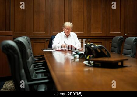 Bethesda, Vereinigte Staaten Von Amerika. Oktober 2020. Auf diesem Foto, das vom Weißen Haus veröffentlicht wurde, arbeitet US-Präsident Donald J. Trump am Samstag, den 3. Oktober 2020, in seinem Konferenzraum im Walter Reed National Military Medical Center in Bethesda, Maryland, nachdem er COVID-19 positiv getestet hatte. Verpflichtende Gutschrift: Joyce N. Boghosian/White House via CNP Kredit: dpa/Alamy Live News Stockfoto