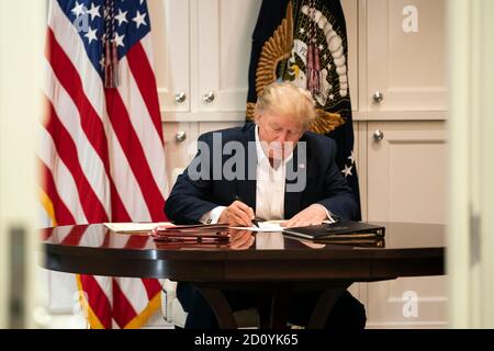 Bethesda, Vereinigte Staaten Von Amerika. Oktober 2020. Auf diesem Foto, das vom Weißen Haus veröffentlicht wurde, arbeitet US-Präsident Donald J. Trump in der Präsidenten-Suite im Walter Reed National Military Medical Center in Bethesda, Maryland, am Samstag, den 3. Oktober 2020, nachdem er COVID-19 positiv getestet hatte. Verpflichtende Gutschrift: Joyce N. Boghosian/White House via CNP Kredit: dpa/Alamy Live News Stockfoto