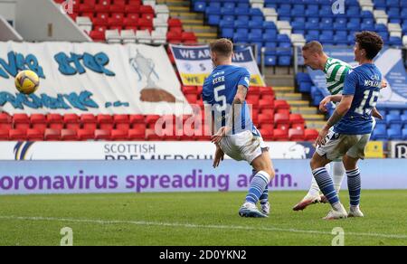 Celtic's Leigh Griffiths (zweiter rechts) erzielt das erste Tor seiner Mannschaft während des Spiels der schottischen Premiership im McDiarmid Park, Perth. Stockfoto