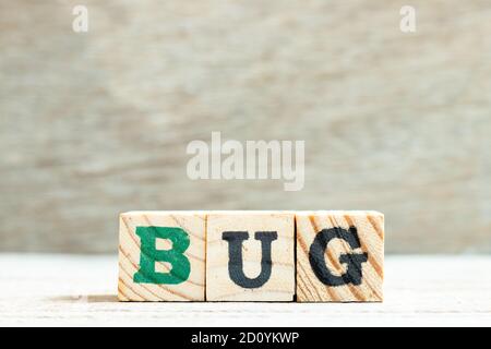 Alphabet Buchstaben in Wort Bug auf Holz Hintergrund Stockfoto