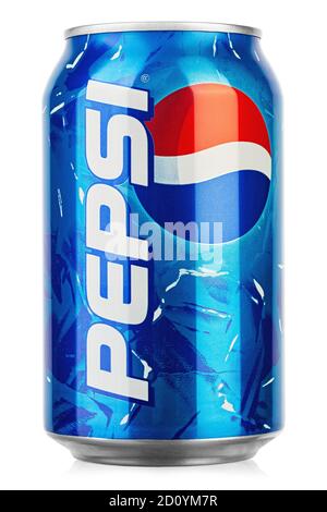 Ukraine, Kiew - August 21. 2020: Pepsi ist ein kohlensäurehaltiges Softdrink auf weißem Hintergrund, produziert und hergestellt von PepsiCo. Datei enthält Clipping pa Stockfoto