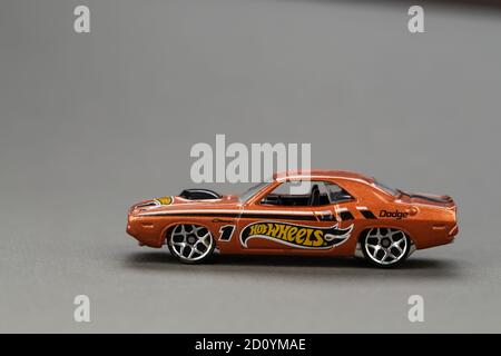 Ukraine, Kiew - Februar 28. 2020: Heiße Räder Spielzeug Auto Nahaufnahme Bild auf grauem Hintergrund. Hot Wheels ist ein Maßstab die-Cast Spielzeug Autos von amerikanischen Spielzeug-mak Stockfoto