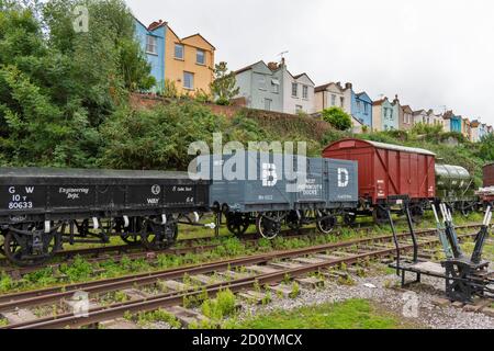 BRISTOL CITY ENGLAND BRISTOL HARBOUR RAILWAY IN DER NÄHE MUSEUM STREET ALT EISENBAHNGÜTERWAGEN Stockfoto