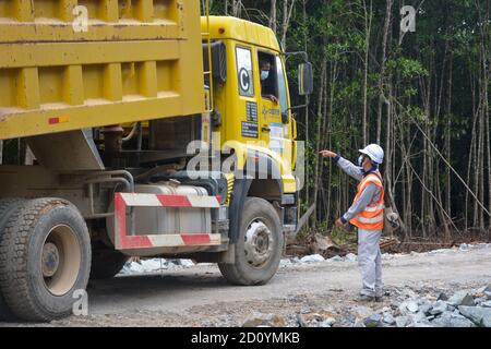 Kuala Lumpur, Malaysia. September 2020. Liu Zhixin (R), ein 25-jähriger Techniker der China Communications Construction Company (CCCC), arbeitet auf der Baustelle des Eisenbahnprojekts East Coast Rail Link (ECRL) in Paka, Terengganu, Malaysia, 30. September 2020. ZUM ARTIKEL "Feature: Young Chinese Technician spending first oversea Mid-Autumn Festival at site of Malaysia's ECRL Rail project" Credit: Ye Huiyuan/Xinhua/Alamy Live News Stockfoto