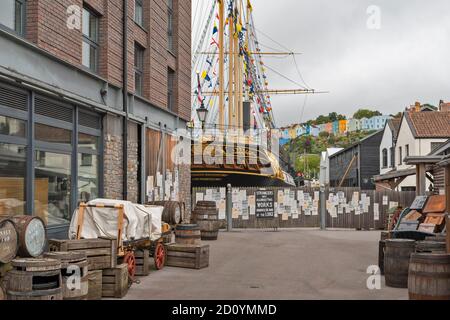 BRISTOL CITY ENGLAND EINGANGSTOR AM HAFEN ZU BRUNELS GROSSBRITANNIEN MIT SKYLINE VON FARBIGEN HÄUSERN Stockfoto