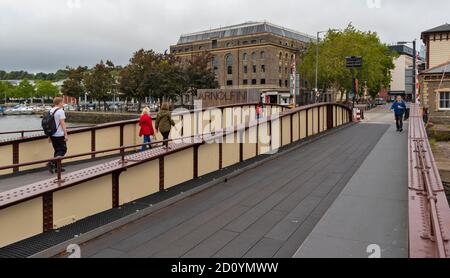 BRISTOL STADT ENGLAND PRINCE STRASSE SCHAUKEL BRÜCKE KAUFLEUTE QUAY MIT FUSSGÄNGER, DIE ZUR GALERIE ARNOLFINI FÜHREN Stockfoto