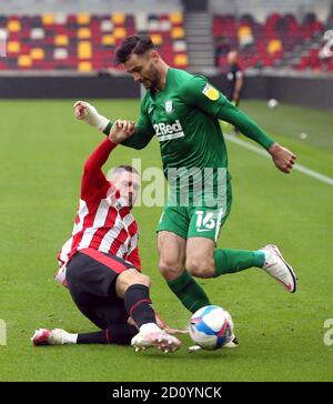 Brentfords Henrik Dalsgaard (links) und Andrew Hughes von Preston North End kämpfen während des Sky Bet Championship-Spiels im Brentford Community Stadium, London, um den Ball. Stockfoto