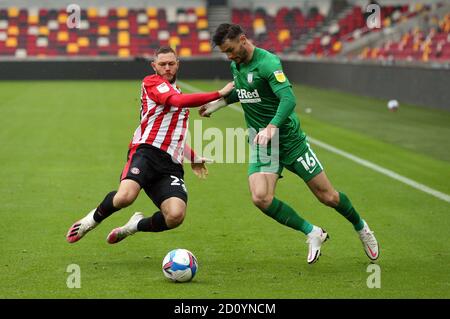 Brentfords Henrik Dalsgaard (links) und Andrew Hughes von Preston North End kämpfen während des Sky Bet Championship-Spiels im Brentford Community Stadium, London, um den Ball. Stockfoto