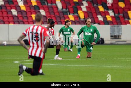 Brad Potts von Preston North End (rechts) kniet beim Sky Bet Championship-Spiel im Brentford Community Stadium, London. Stockfoto
