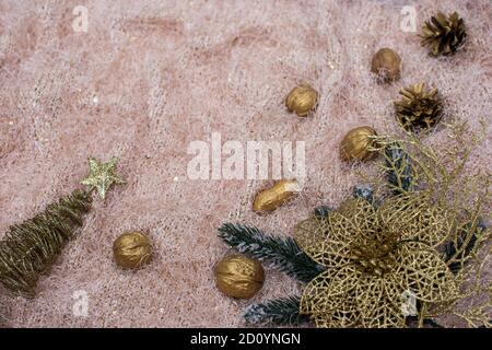 weihnachts-Layout auf Stoff Hintergrund. Christbaumzweige, goldene Nüsse, Fichtenzweig. Stockfoto