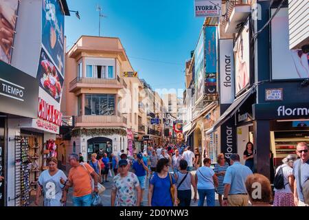 Benidorm, Provinz Alicante, Spanien am 5. Oktober 2019 schlendern die Besucher durch die Fußgängerzone der Altstadt, die von Geschäften gesäumt ist Stockfoto