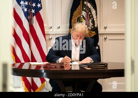 Bethesda, Vereinigte Staaten Von Amerika. Oktober 2020. Auf diesem Foto, das vom Weißen Haus veröffentlicht wurde, arbeitet Präsident Donald J. Trump in der Präsidentensuite im Walter Reed National Military Medical Center in Bethesda, MD. Samstag, 3. Oktober 2020, nachdem er COVID-19 positiv getestet hatte. (Verpflichtend Credit: White House Photo by Joyce N. Boghosian/Sipa USA) Credit: SIPA USA/Alamy Live News Stockfoto