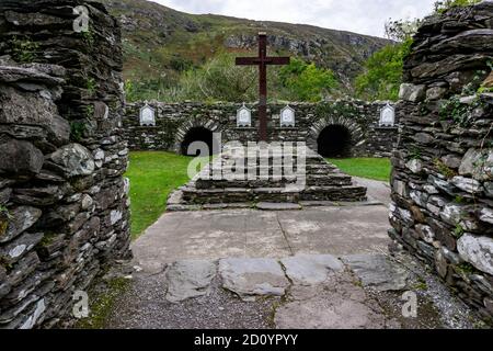 Die Klosterzelle des ersten Bischofs von Cork, Irland, aus dem 6. Jahrhundert. St Finbarr, es ist an St Finbarr Oratorium in Gougane Barry angeschlossen. Stockfoto