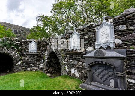 In der ehemaligen klösterlichen Siedlung des Oratoriums des hl. Finbarr in Cork, Irland, nimmt einer der 13 Schritte, die Pilger Unternehmen, wenn sie für ihre Anliegen beten. Stockfoto