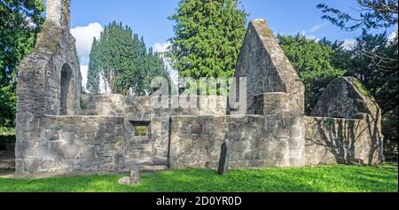 In Palmerstown, Dublin, Irland, eine alte Kirchenruine, die auf mindestens 1200ad zurückgeht. Die Kirche ist von einem ebenso alten Friedhof umgeben. Stockfoto