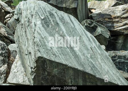 Eine große Platte aus grünem Schiefer Thart wäre aus dem nahe gelegenen Hodge Close Quarry gekommen. Der Lake District für einige Zeit hatte eine sehr geschäftige Schiefer-Industrie. Stockfoto