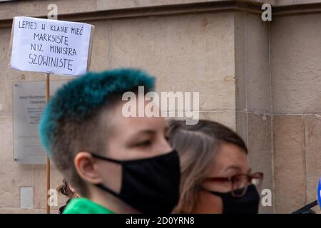 Warschau, Polen. Okt. 2020. 04. Oktober 2020, Warschau, Polen: LGBT-Gemeinschaft protestiert vor dem Ministerium für Bildung und Erziehung zur Ernennung von Minister Przemyslaw Czarnek, der in seinen Reden öffentlich LGBT-Menschen verurteilt, sie mit den Nazis vergleicht und sie als Ideologie bezeichnet. Außerdem betrachtet er sie als Menschen, die beginnen, das Grundgefüge der Gesellschaft zu zerstören, nämlich Normalität und Familie.im Foto: Credit: Grzegorz Banaszak/ZUMA Wire/Alamy Live News Stockfoto