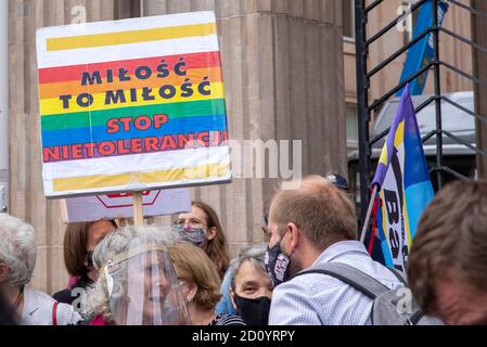 Warschau, Polen. Okt. 2020. 04. Oktober 2020, Warschau, Polen: LGBT-Gemeinschaft protestiert vor dem Ministerium für Bildung und Erziehung zur Ernennung von Minister Przemyslaw Czarnek, der in seinen Reden öffentlich LGBT-Menschen verurteilt, sie mit den Nazis vergleicht und sie als Ideologie bezeichnet. Außerdem betrachtet er sie als Menschen, die beginnen, das Grundgefüge der Gesellschaft zu zerstören, nämlich Normalität und Familie.im Foto: Credit: Grzegorz Banaszak/ZUMA Wire/Alamy Live News Stockfoto