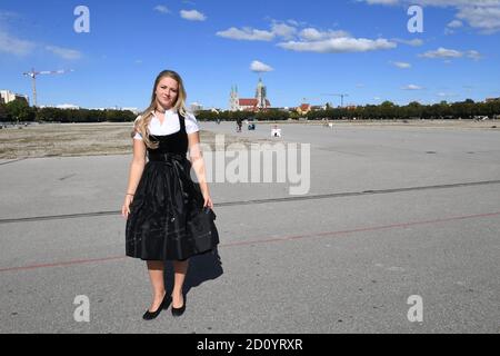 München, Deutschland. Oktober 2020. Das Münchner Kindl Viktoria Ostler steht mit einem schwarzen Gedenkdirndl auf der Theresienwiese wegen der abgesagten Wiesn 2020 der Trachtenmanufaktur Amsel Trachten. Quelle: Felix Hörhager/dpa/Alamy Live News Stockfoto