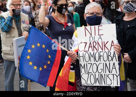 Warschau, Polen. Okt. 2020. 04. Oktober 2020, Warschau, Polen: LGBT-Gemeinschaft protestiert vor dem Ministerium für Bildung und Erziehung zur Ernennung von Minister Przemyslaw Czarnek, der in seinen Reden öffentlich LGBT-Menschen verurteilt, sie mit den Nazis vergleicht und sie als Ideologie bezeichnet. Außerdem betrachtet er sie als Menschen, die beginnen, das Grundgefüge der Gesellschaft zu zerstören, nämlich Normalität und Familie.im Foto: Credit: Grzegorz Banaszak/ZUMA Wire/Alamy Live News Stockfoto