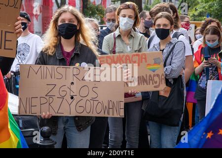 Warschau, Polen. Okt. 2020. 04. Oktober 2020, Warschau, Polen: LGBT-Gemeinschaft protestiert vor dem Ministerium für Bildung und Erziehung zur Ernennung von Minister Przemyslaw Czarnek, der in seinen Reden öffentlich LGBT-Menschen verurteilt, sie mit den Nazis vergleicht und sie als Ideologie bezeichnet. Außerdem betrachtet er sie als Menschen, die beginnen, das Grundgefüge der Gesellschaft zu zerstören, nämlich Normalität und Familie.im Foto: Credit: Grzegorz Banaszak/ZUMA Wire/Alamy Live News Stockfoto