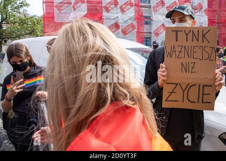 Warschau, Polen. Okt. 2020. 04. Oktober 2020, Warschau, Polen: LGBT-Gemeinschaft protestiert vor dem Ministerium für Bildung und Erziehung zur Ernennung von Minister Przemyslaw Czarnek, der in seinen Reden öffentlich LGBT-Menschen verurteilt, sie mit den Nazis vergleicht und sie als Ideologie bezeichnet. Außerdem betrachtet er sie als Menschen, die beginnen, das Grundgefüge der Gesellschaft zu zerstören, nämlich Normalität und Familie.im Foto: Credit: Grzegorz Banaszak/ZUMA Wire/Alamy Live News Stockfoto