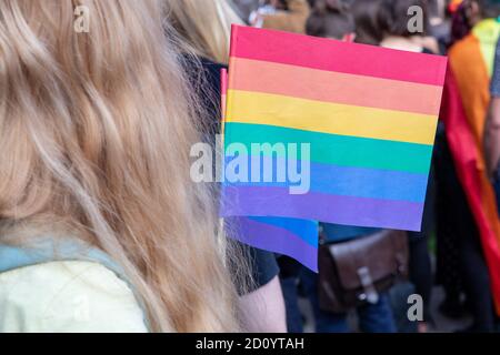 Warschau, Polen. Okt. 2020. 04. Oktober 2020, Warschau, Polen: LGBT-Gemeinschaft protestiert vor dem Ministerium für Bildung und Erziehung zur Ernennung von Minister Przemyslaw Czarnek, der in seinen Reden öffentlich LGBT-Menschen verurteilt, sie mit den Nazis vergleicht und sie als Ideologie bezeichnet. Außerdem betrachtet er sie als Menschen, die beginnen, das Grundgefüge der Gesellschaft zu zerstören, nämlich Normalität und Familie.im Foto: Credit: Grzegorz Banaszak/ZUMA Wire/Alamy Live News Stockfoto