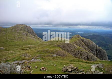 Blick auf Harrison Stickle und Dorn Crag von Pike of Stickle mit Leuten, die auf Harrison Coombe laufen Stockfoto