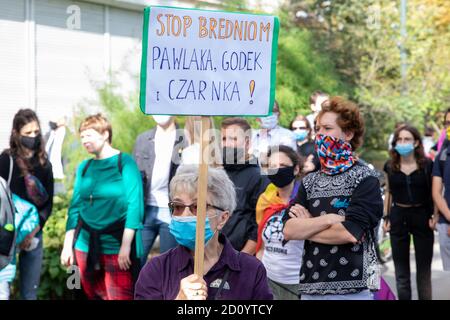 Warschau, Polen. Okt. 2020. 04. Oktober 2020, Warschau, Polen: LGBT-Gemeinschaft protestiert vor dem Ministerium für Bildung und Erziehung zur Ernennung von Minister Przemyslaw Czarnek, der in seinen Reden öffentlich LGBT-Menschen verurteilt, sie mit den Nazis vergleicht und sie als Ideologie bezeichnet. Außerdem betrachtet er sie als Menschen, die beginnen, das Grundgefüge der Gesellschaft zu zerstören, nämlich Normalität und Familie.im Foto: Credit: Grzegorz Banaszak/ZUMA Wire/Alamy Live News Stockfoto