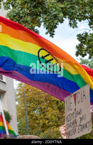 Warschau, Polen. Okt. 2020. 04. Oktober 2020, Warschau, Polen: LGBT-Gemeinschaft protestiert vor dem Ministerium für Bildung und Erziehung zur Ernennung von Minister Przemyslaw Czarnek, der in seinen Reden öffentlich LGBT-Menschen verurteilt, sie mit den Nazis vergleicht und sie als Ideologie bezeichnet. Außerdem betrachtet er sie als Menschen, die beginnen, das Grundgefüge der Gesellschaft zu zerstören, nämlich Normalität und Familie.im Foto: Credit: Grzegorz Banaszak/ZUMA Wire/Alamy Live News Stockfoto