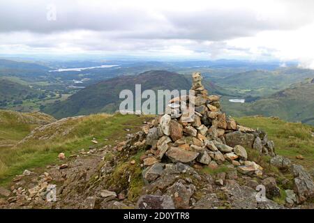 Blick in Richtung windermere vom Gipfel Cairn auf Dachboden Klippe, langdale Hechte, Seengebiet Stockfoto